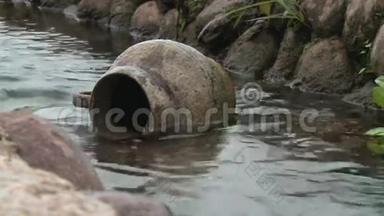 在一个纯净水背景下的小溪里的老水壶。